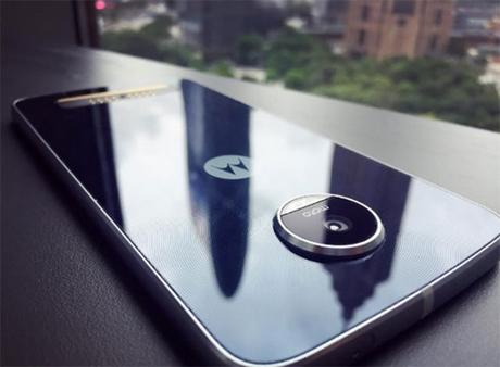 Moto Z Play : pourrait avoir droit à un dos en verre