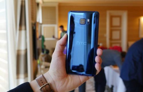 HTC U Ultra et U Play : une phablette et un smartphone milieu de gamme