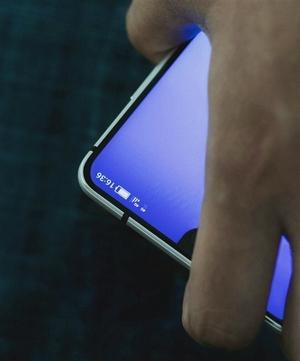 Sharp Aquos S2 (105 Edition Limitée) : Ecran de qualité 4K sans bordure, scanner d’empreinte digitale sur la face avant