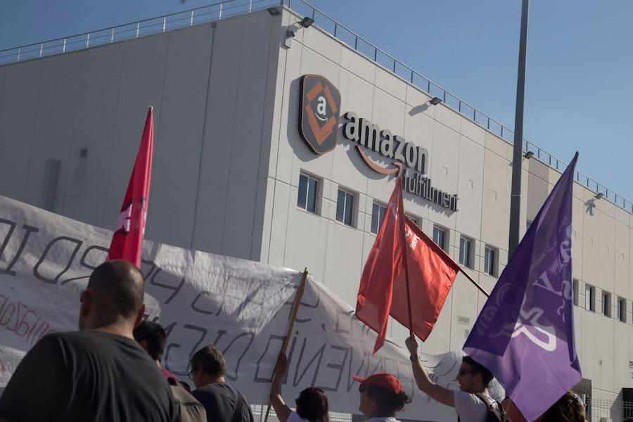 Les employés d’Amazon en Europe manifestent contre leurs conditions de travail  » Nous ne sommes Pas des robots « 