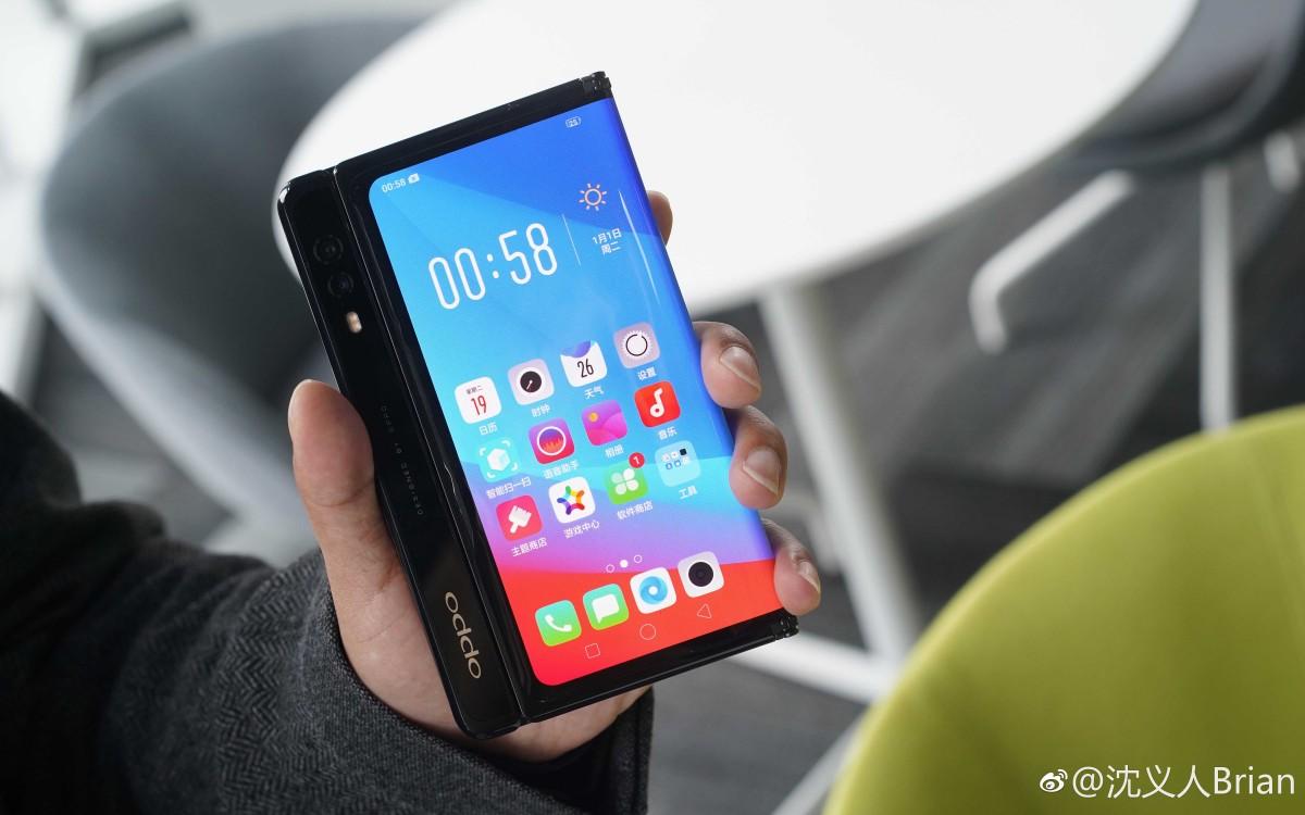 Oppo téléphone pliable avec appareil photo pop-up