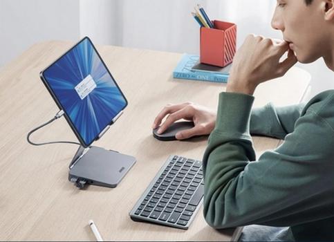 Anker lance un hub USB-C 8-en-1 qui fonctionne comme un support de tablette
