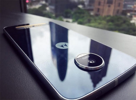 Moto Z Play : pourrait avoir droit à un dos en verre