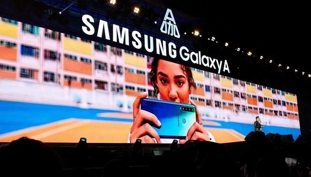 Samsung Galaxy A8s : Où sont les capteurs et la caméra frontale ?