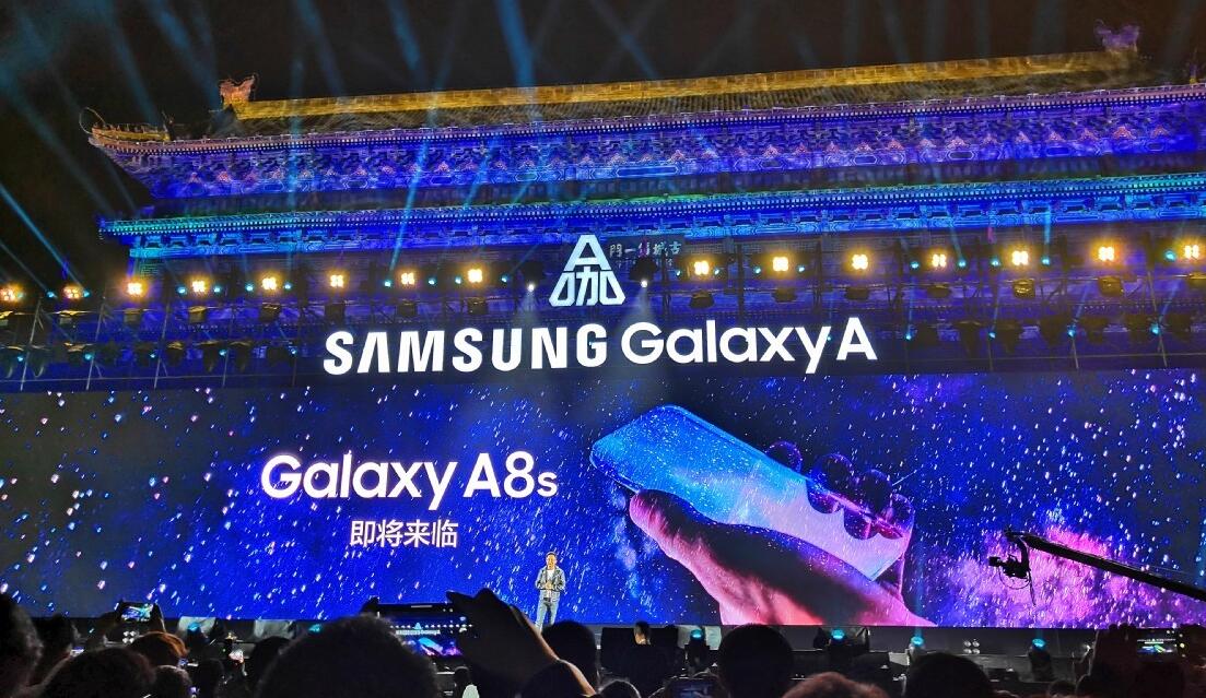 Samsung Galaxy A8s : Où sont les capteurs et la caméra frontale ?