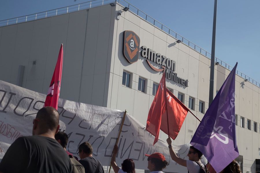Les employés d&rsquo;Amazon en Europe manifestent contre leurs conditions de travail  » Nous ne sommes Pas des robots « 