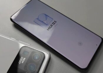 Le Xiaomi Mi 11 Ultra est est apparu sur vidéo avec un zoom de 120X et un écran secondaire