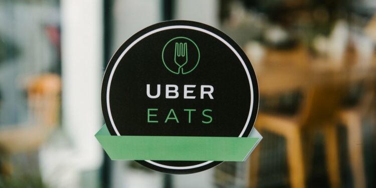 Uber Eats livre des clients en voiture de James Bond…