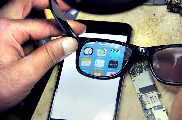 Des lunettes discrètes pour consulter un smartphone 2 358BEADE00000578 0 image a 52 1466602413975