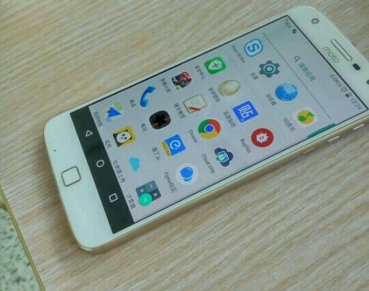 Moto Z Play : pourrait avoir droit à un dos en verre 2 Moto Z Play 1