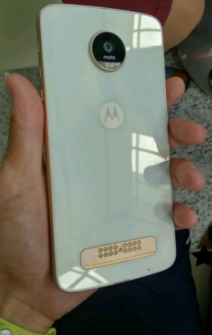 Moto Z Play : pourrait avoir droit à un dos en verre 3 Moto Z Play 2
