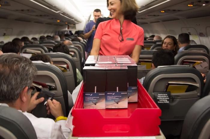 Samsung offre des Galaxy note 8 à des passagers! 2 galaxy-note-8-gratuit-passagers-avion-1