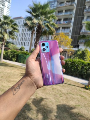 Realme 9 Pro + apparaît dans des images avec un design à changement de couleur 6 Variante Realme 9 Pro+ Sunrise Blue avec Light Shift Design