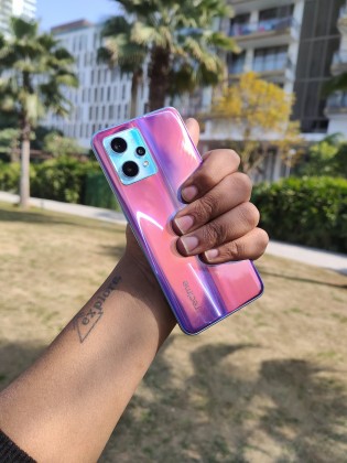 Realme 9 Pro + apparaît dans des images avec un design à changement de couleur 5 Variante Realme 9 Pro+ Sunrise Blue avec Light Shift Design