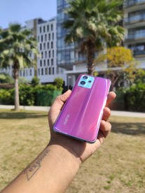 Realme 9 Pro + apparaît dans des images avec un design à changement de couleur 4 Version Realme 9 Pro+ Sunrise Blue avec Light Shift Design