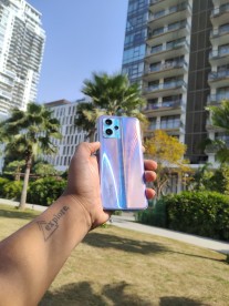 Realme 9 Pro + apparaît dans des images avec un design à changement de couleur 2 Version Realme 9 Pro+ Sunrise Blue avec Light Shift Design